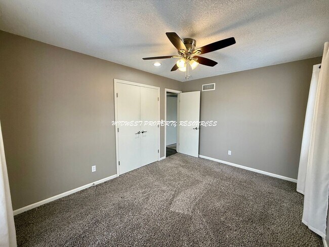 Building Photo - 3 Bed | 2 Bath Home for Rent – Lee’s Summit