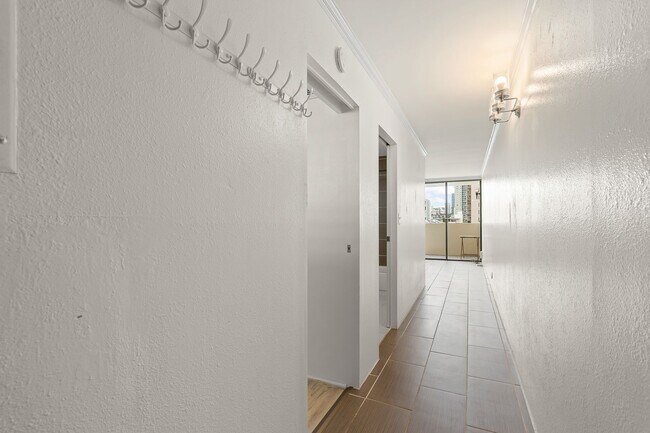 Building Photo - 2092 Kuhio Ave #906