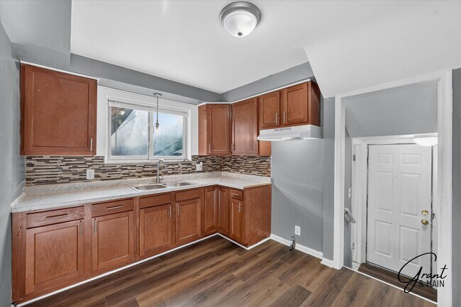 Building Photo - 17400 Huntington Rd