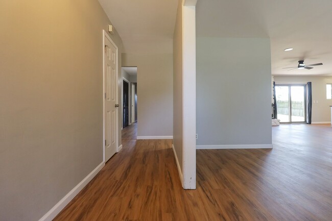 Building Photo - 4 Bedroom Home Available For Immediate Mov...