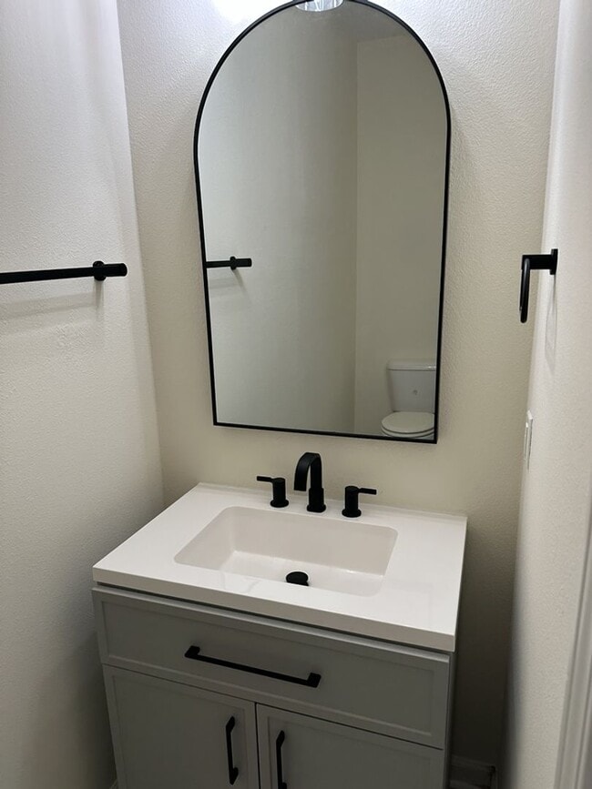 Building Photo - 10 Evergreen Oak Dr