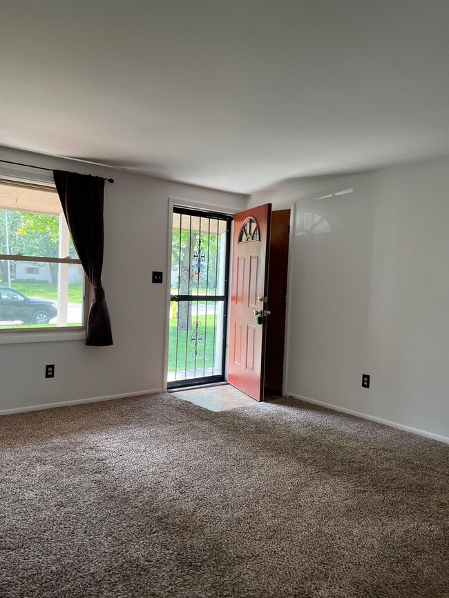 Building Photo - 6103 Glenview Dr