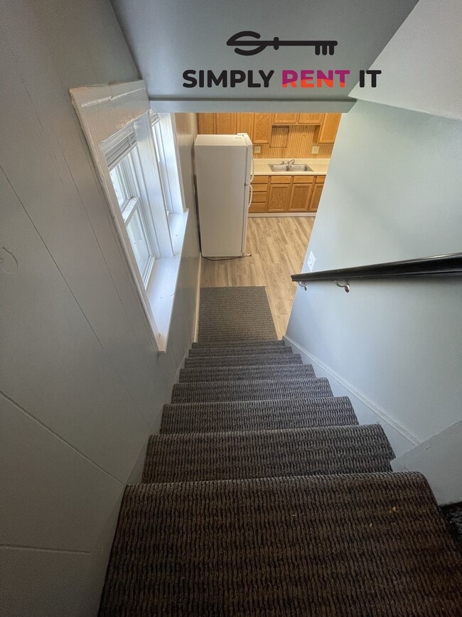 Building Photo - Renovated 2 Bedroom on Campus, Free Parkin...