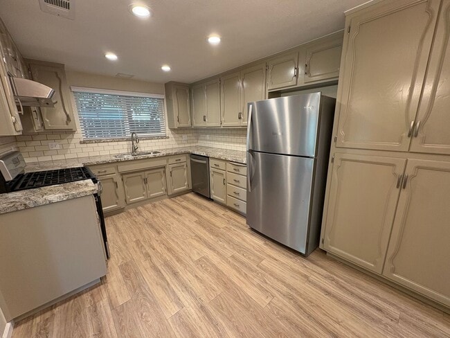 Building Photo - Beautiful Home with solar Rent Ready!