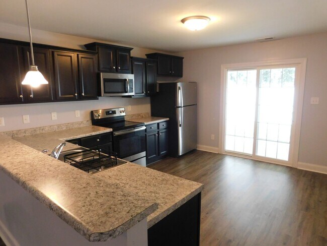 Building Photo - Like New Townhome!
