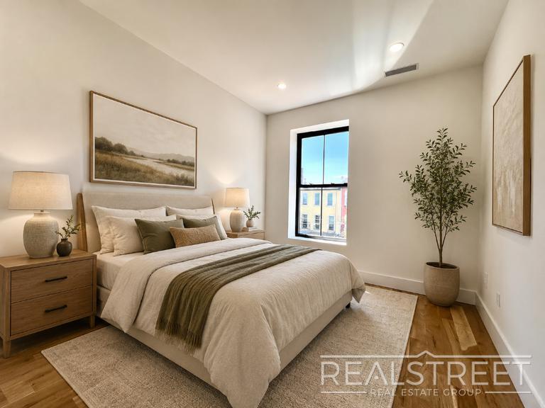 Building Photo - Marconi Pl