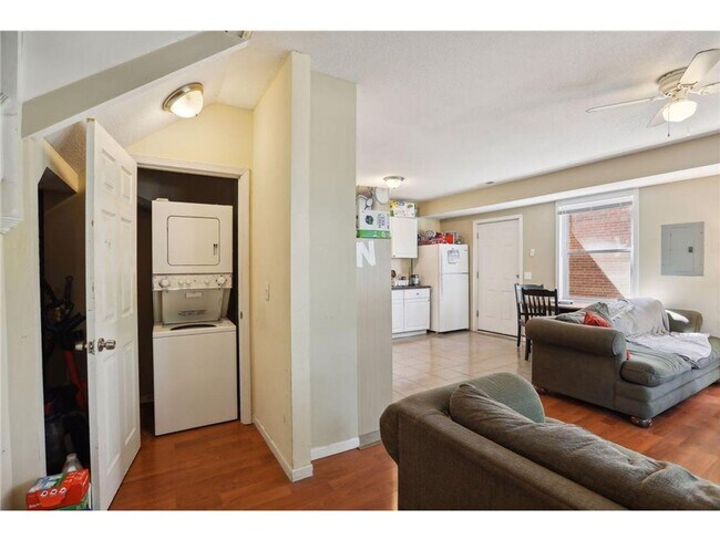 Building Photo - LOCATION LOCATION LOCATION! 5BD / 2BA Available 9/1/26!