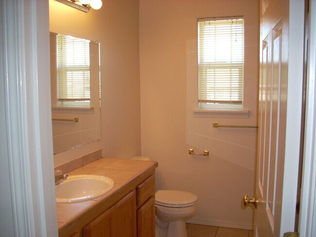 Building Photo - Conveniently Located 2 Bed/1.5 Bath Townho...