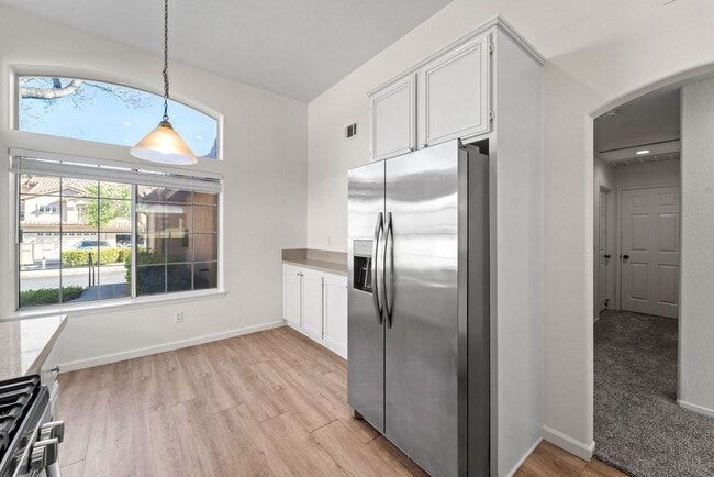 Building Photo - Charming 2 Bed | 2 Bath Single-Story Home with Golf Course Views!