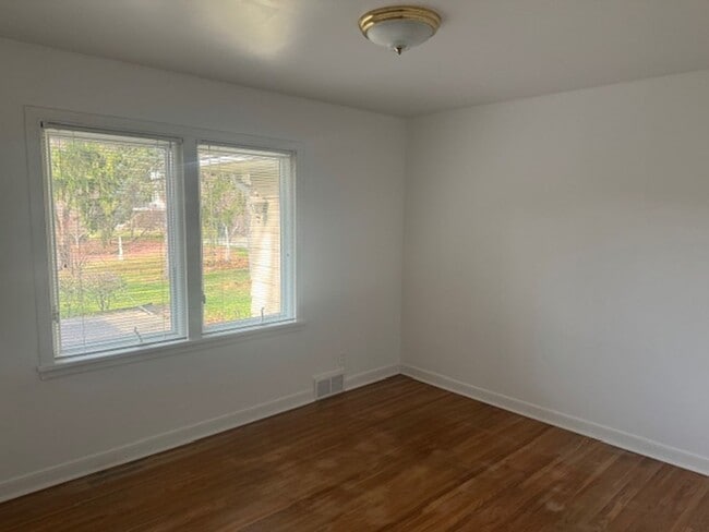 Building Photo - Amazing Home Next to Interlachen Golf Course with 4 bedrooms on Main Level, and Pond!