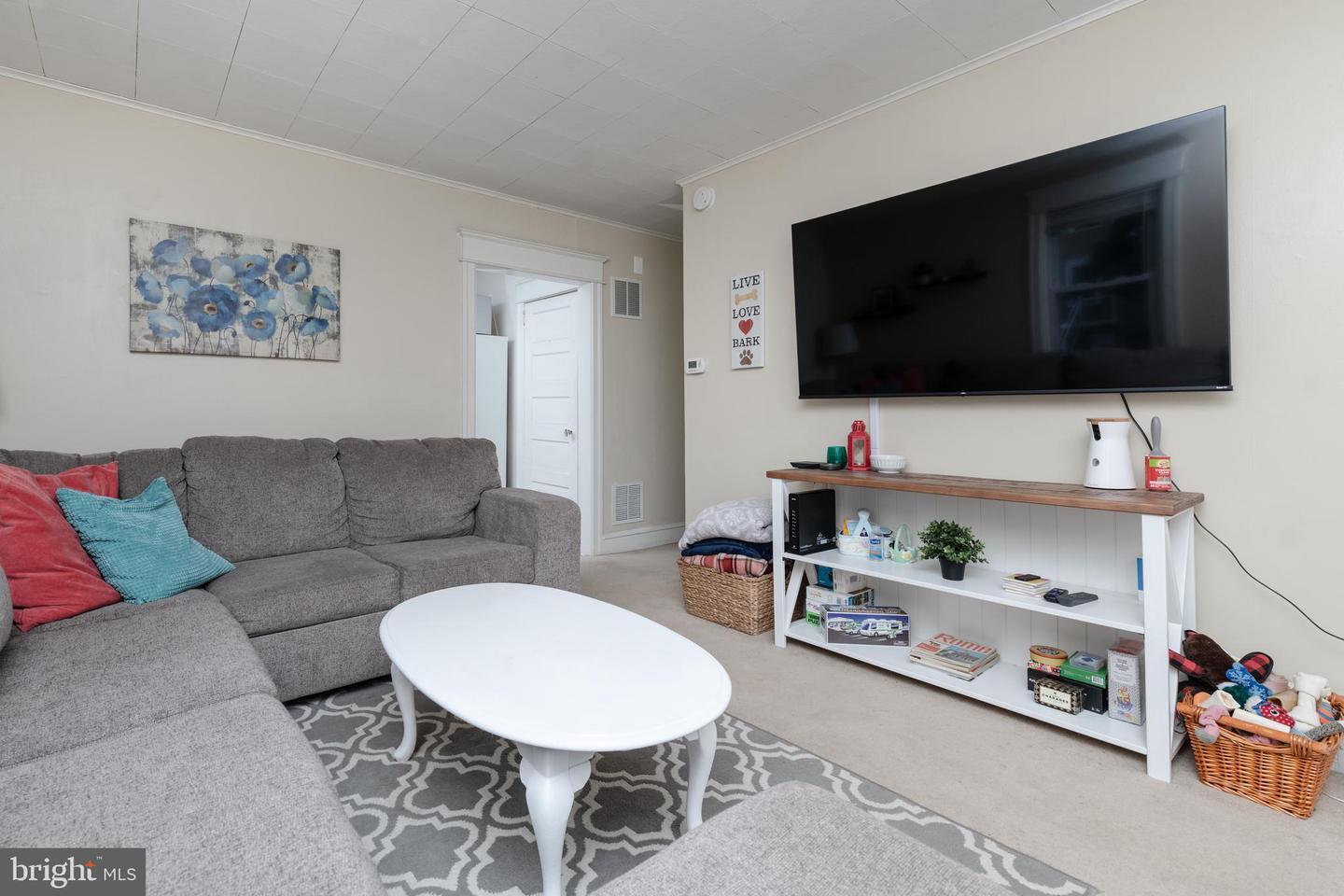 Building Photo - 10 E Linden Ave