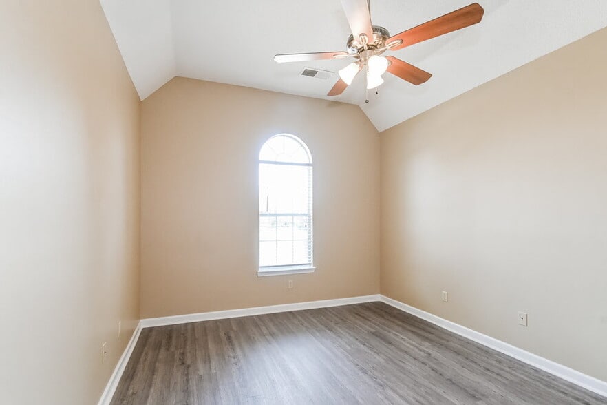 Building Photo - 5905 Kayla Dr