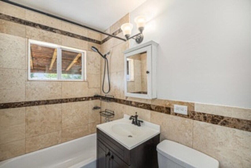 Building Photo - 1530 W Berkeley Pl