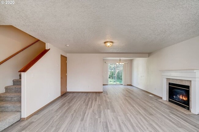 Building Photo - 4 Bedrooms House for Rent