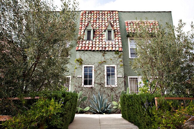 Building Photo - 2045 S Harcourt Ave