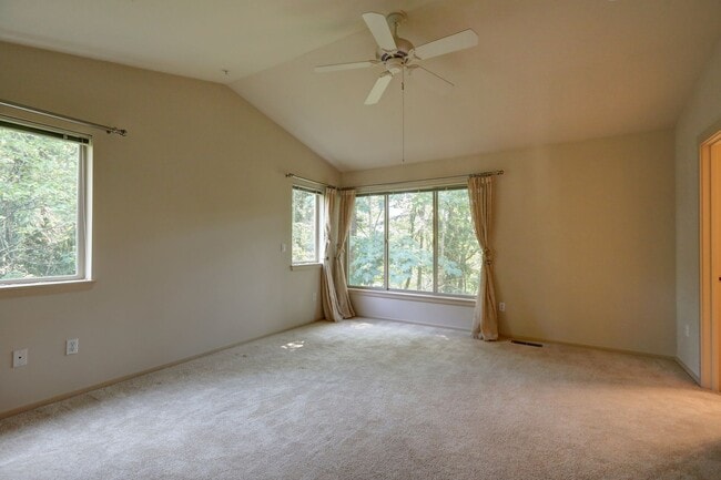 Building Photo - Gorgeous 3BR 2.5BA Issaquah Town Home Avai...