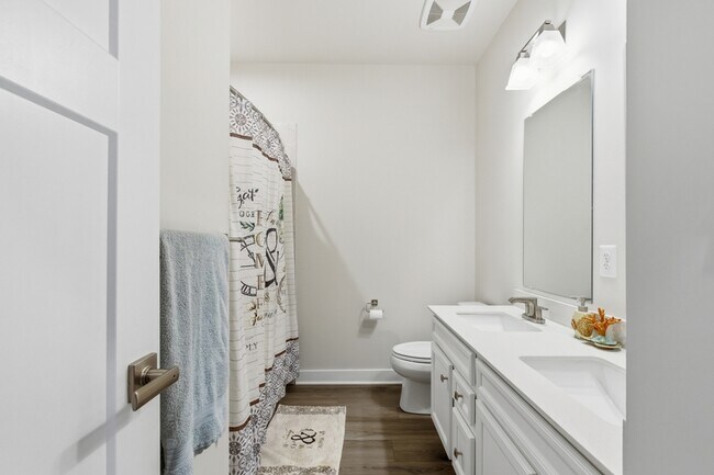 Building Photo - 2528 -B Verona Pl