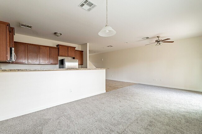 Building Photo - Large 3 bedroom 3 bathroom townhomes