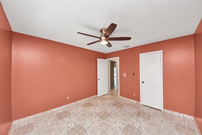 Building Photo - 2029 Highland Hills Dr