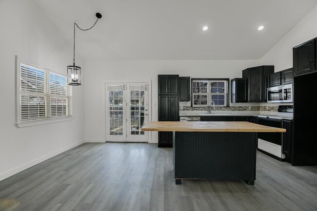 Building Photo - 6 Happy Hollow Ct