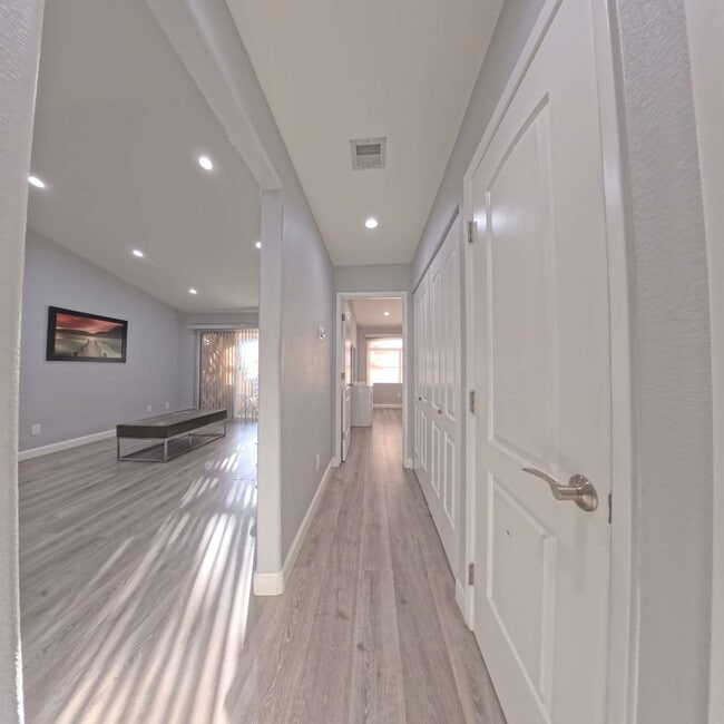 Building Photo - Highly Remodeled | 2nd Floor | Vaulted Ceilings