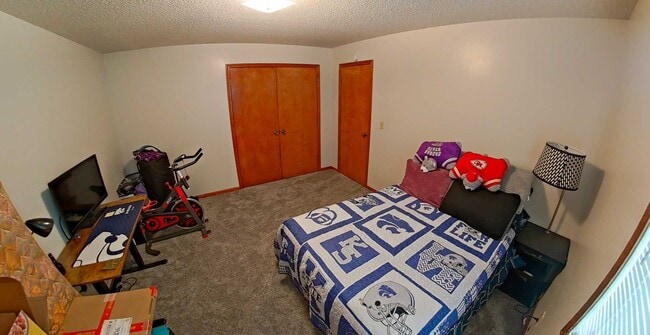 Building Photo - Cozy 2-Bed Home with Attached Garage - Available June 5th!