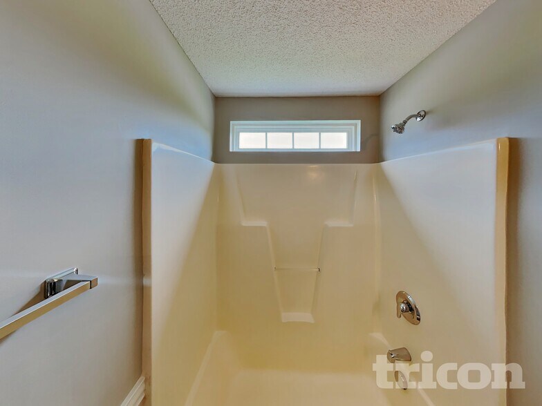 Building Photo - 6103 Glen Way Dr