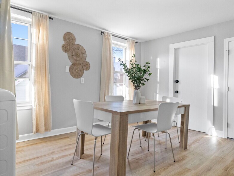 Building Photo - 168 School St