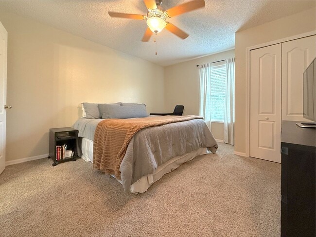 Building Photo - Spacious 5BR/3.5BA Home with Huge Backyard...