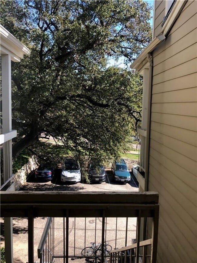 Building Photo - Hyde Park Oaks 204