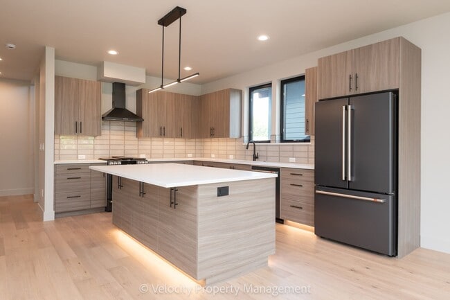 Building Photo - Brand New Westside Townhome!