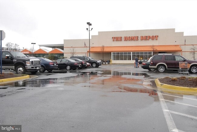 Building Photo - 8703 Village Green Ct