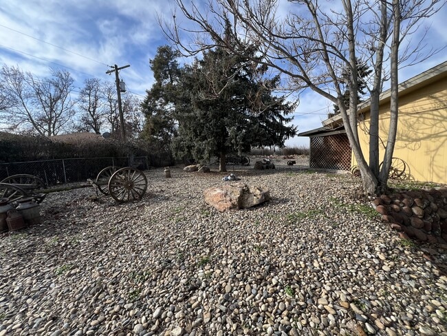 Building Photo - 2405 Sunset Dr