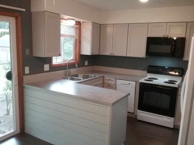 Building Photo - Updated Three Bedroom Home in Keizer