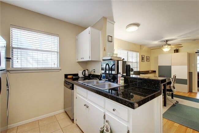 Building Photo - Large 1 bedroom in Hyde Park! Reserved par...