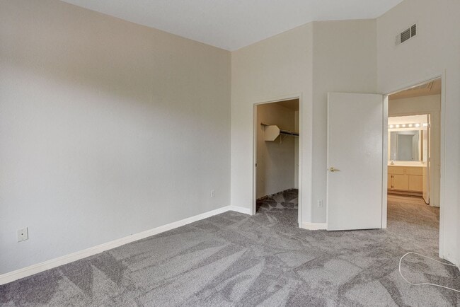 Building Photo - Freshly Renovated 2 Bedroom Condo