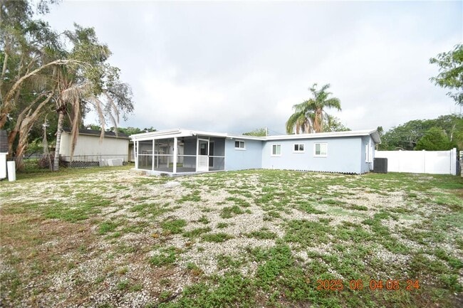 Building Photo - 417 Country Club Dr