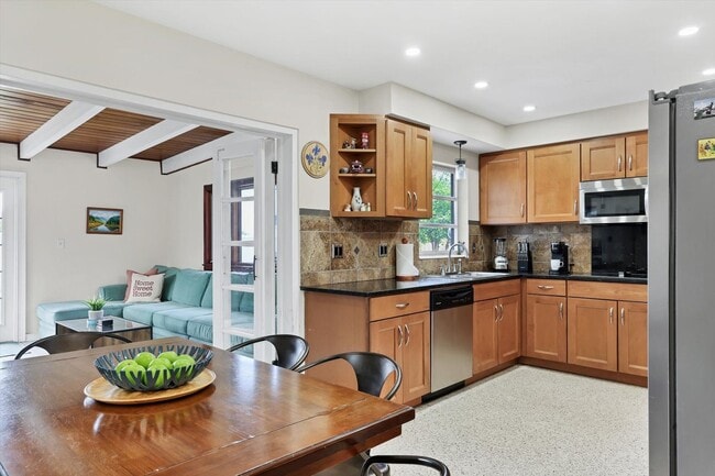 Building Photo - Charming 3 Bed/2 Bath + Den Home in Ringling Park – Minutes to Downtown Sarasota!