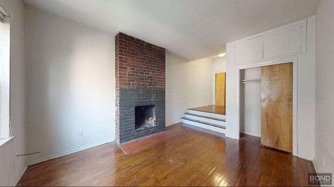 Building Photo - 227 E 11th St