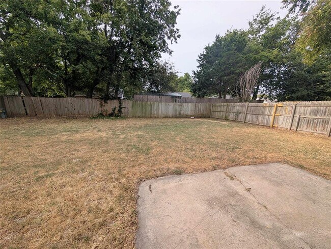 Building Photo - 1614 Surrey Dr