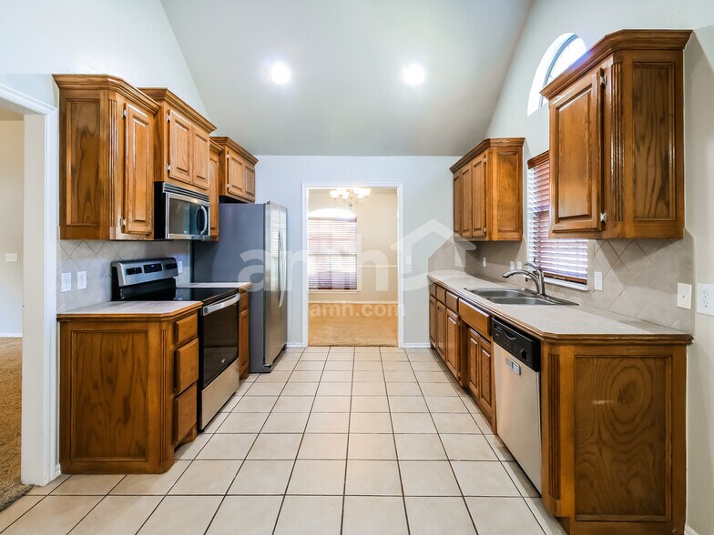 Building Photo - 628 E Elder Ln