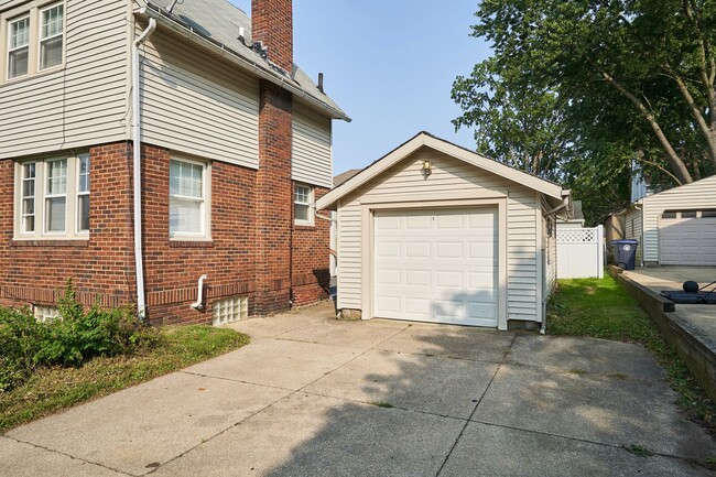 Building Photo - Renovated 3 bedroom 2 Bath home in Goodyea...