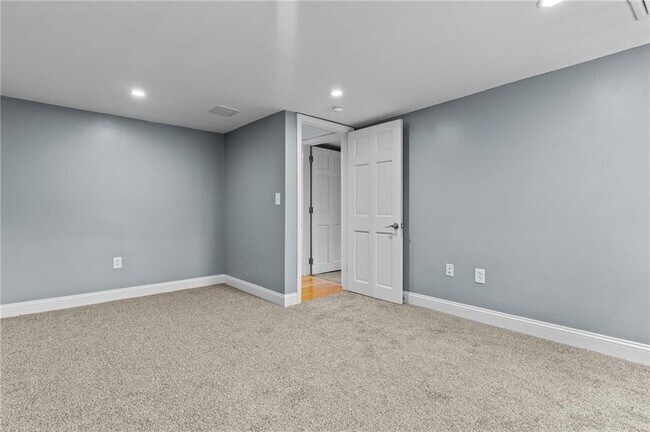 Building Photo - 10 Cooke Pl