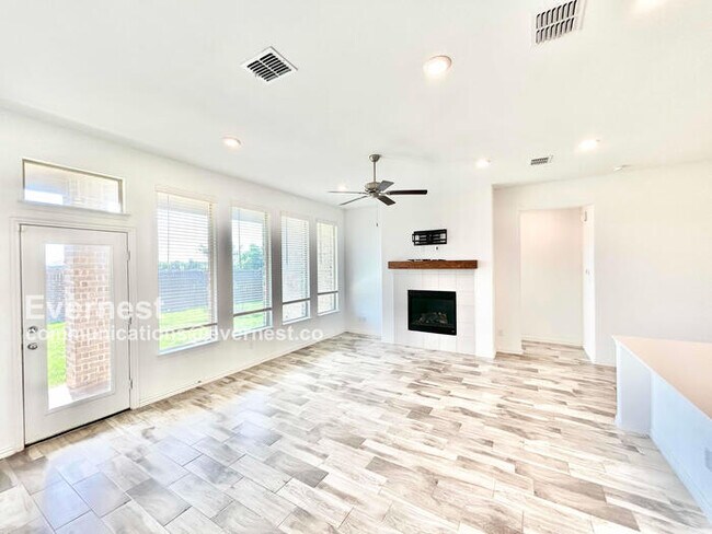 Building Photo - Spacious 4 Beds, 3 Baths Home with Modern ...