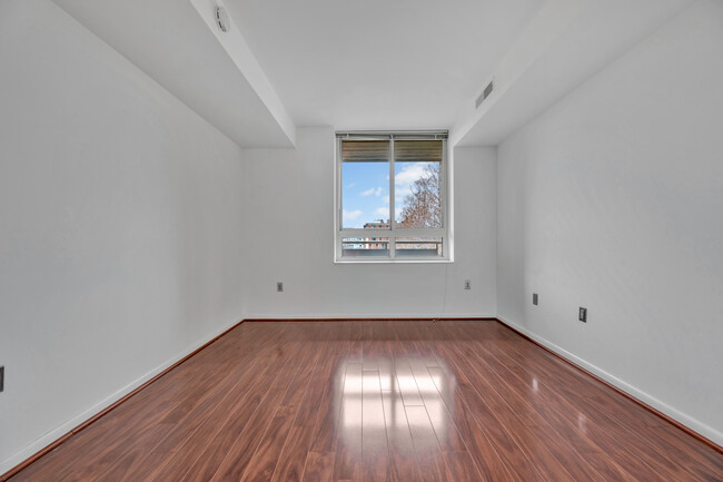 Building Photo - 1-month FREE RENT!! Modern 1-Bed Condo in ...