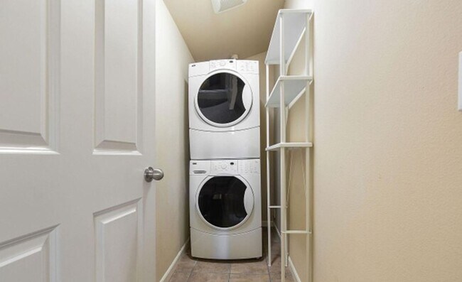 Building Photo - Energy-efficient townhome in the desirable community of Crown Hill is ready to be loved!