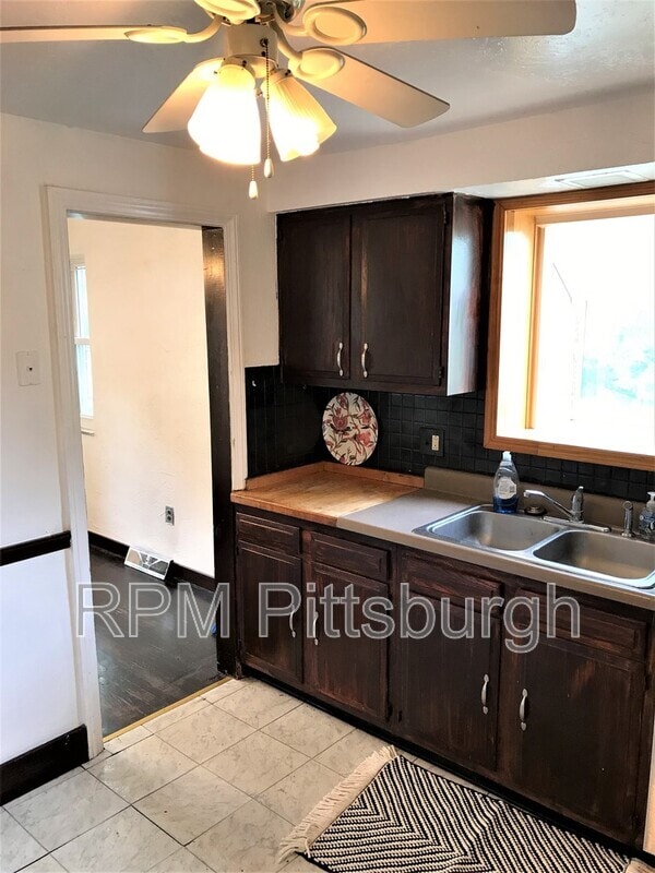 Building Photo - 1685 Doyle St