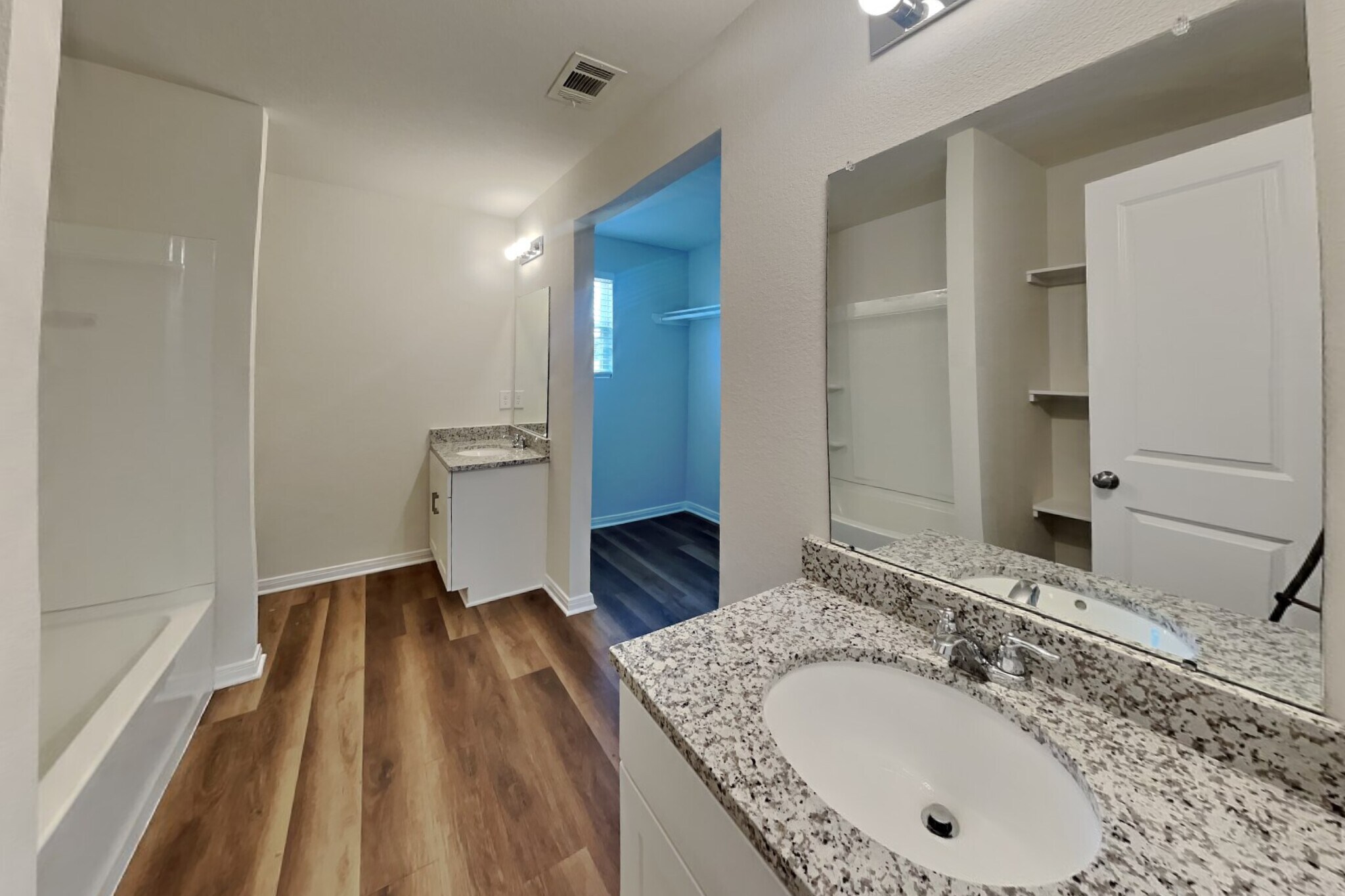 Building Photo - 15673 Del Norte Dr