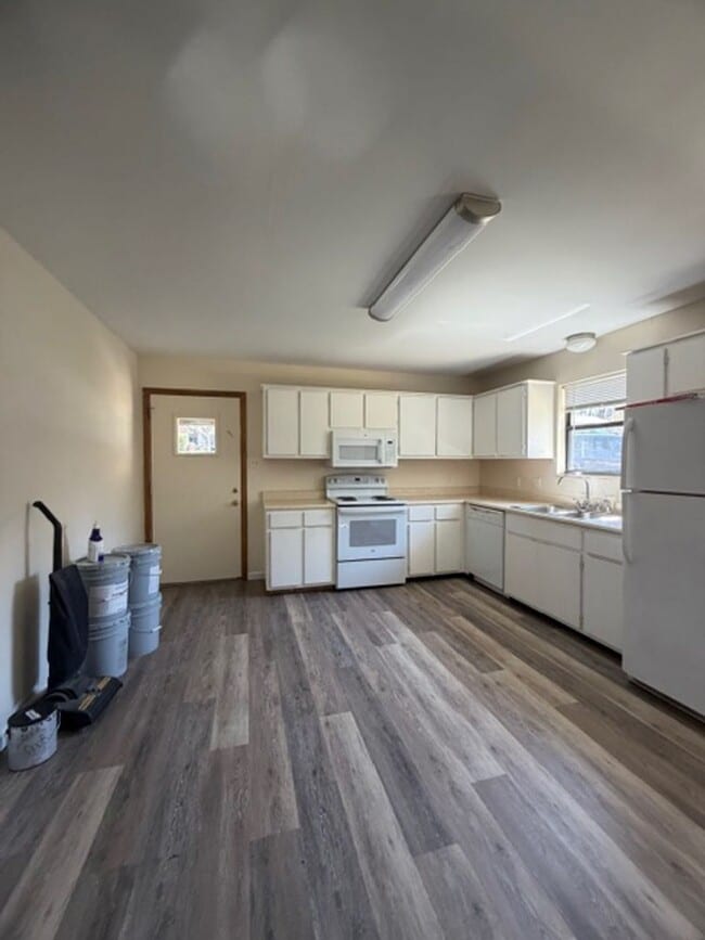 Building Photo - 2 Bedroom Duplex close to I -140 Contact Debra Johnson (865) 591-8281