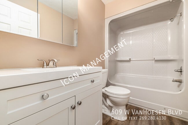 Building Photo - 609 W Van Hoesen Blvd